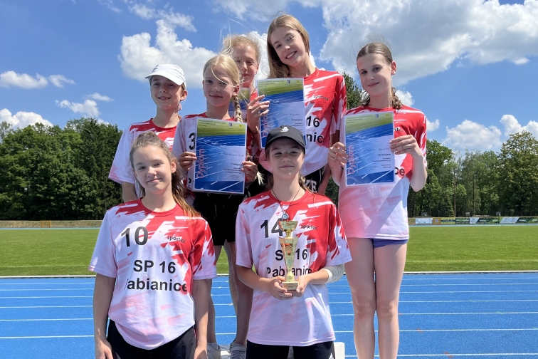 DZIEWCZTA MISTRZYNIAMI POWIATU W CZWRBOJU LEKKOATLETYCZNYM!!!
