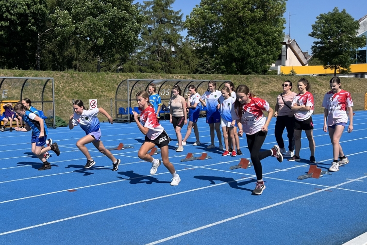 DZIEWCZTA MISTRZYNIAMI POWIATU W CZWRBOJU LEKKOATLETYCZNYM!!!