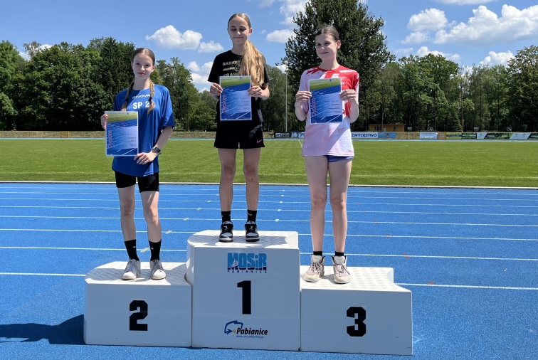 DZIEWCZTA MISTRZYNIAMI POWIATU W CZWRBOJU LEKKOATLETYCZNYM!!!
