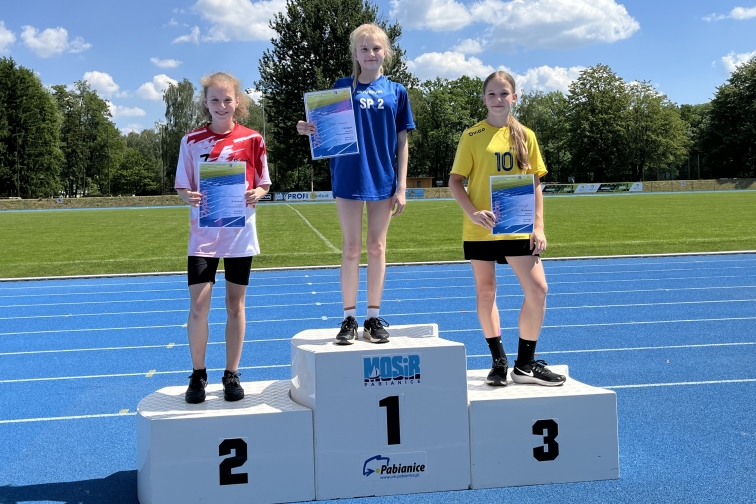 DZIEWCZTA MISTRZYNIAMI POWIATU W CZWRBOJU LEKKOATLETYCZNYM!!!