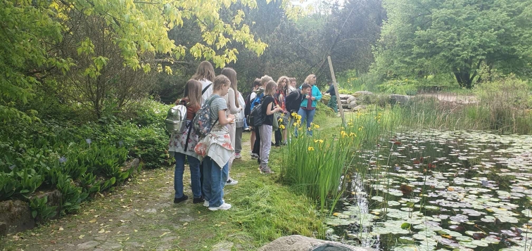 Lekcja biologii w terenie w Arboretum SGGW w Rogowie