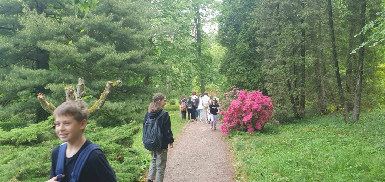 Lekcja biologii w terenie w Arboretum SGGW w Rogowie