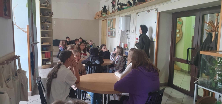 Lekcja biologii w terenie w Arboretum SGGW w Rogowie