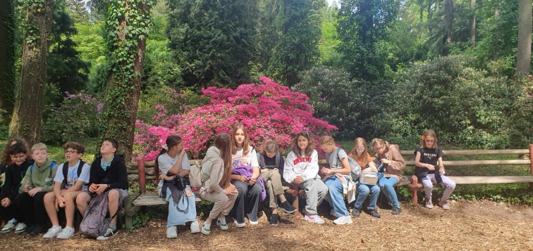 Lekcja biologii w terenie w Arboretum SGGW w Rogowie