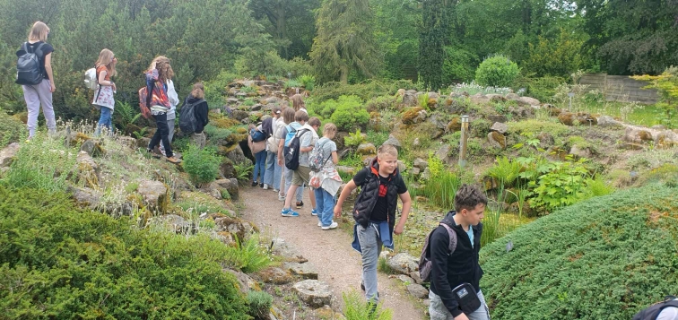 Lekcja biologii w terenie w Arboretum SGGW w Rogowie