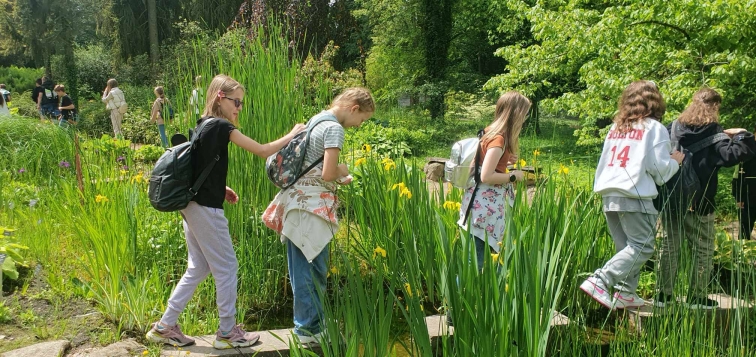 Lekcja biologii w terenie w Arboretum SGGW w Rogowie
