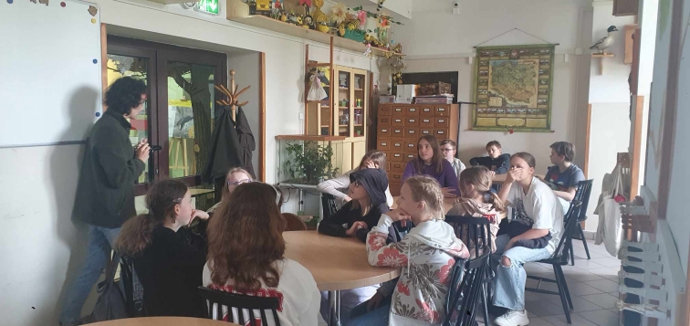 Lekcja biologii w terenie w Arboretum SGGW w Rogowie