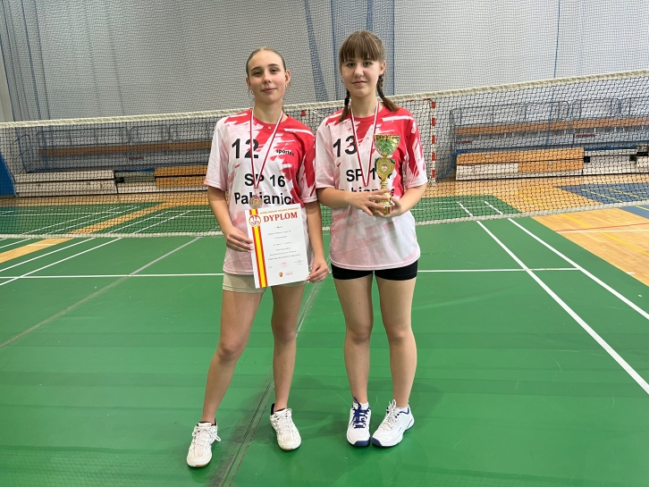 NASZE DZIEWCZTA WICEMISTRZYNIAMI WOJEWDZTWA DZKIEGO W BADMINTONIE!!