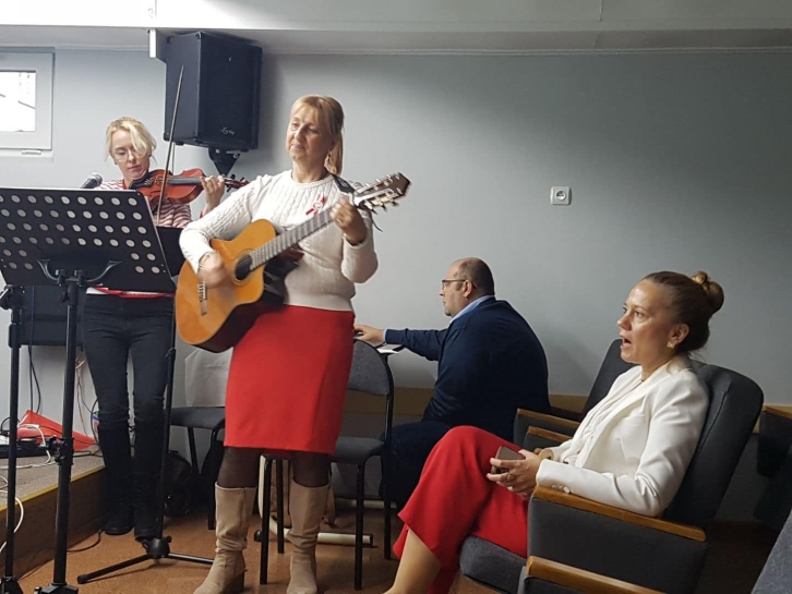 Z okazji Narodowego wita Niepodlegoci uczniowie klas IV-VIII uczestniczyli w programie sowno-muzycznym. Prowadzcy przypomnieli wszystkim trudn drog Polski do odzyskania niepodlegoci. By te czas na wsplne piewanie pieni patriotycznych.