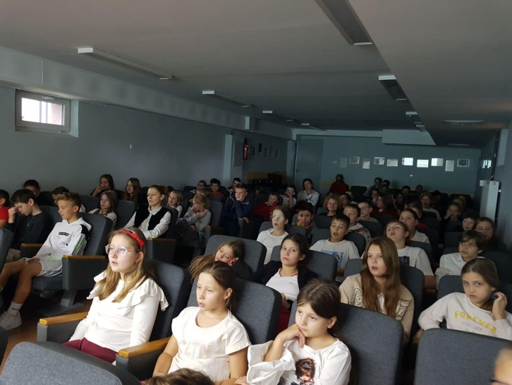 Z okazji Narodowego wita Niepodlegoci uczniowie klas IV-VIII uczestniczyli w programie sowno-muzycznym. Prowadzcy przypomnieli wszystkim trudn drog Polski do odzyskania niepodlegoci. By te czas na wsplne piewanie pieni patriotycznych.