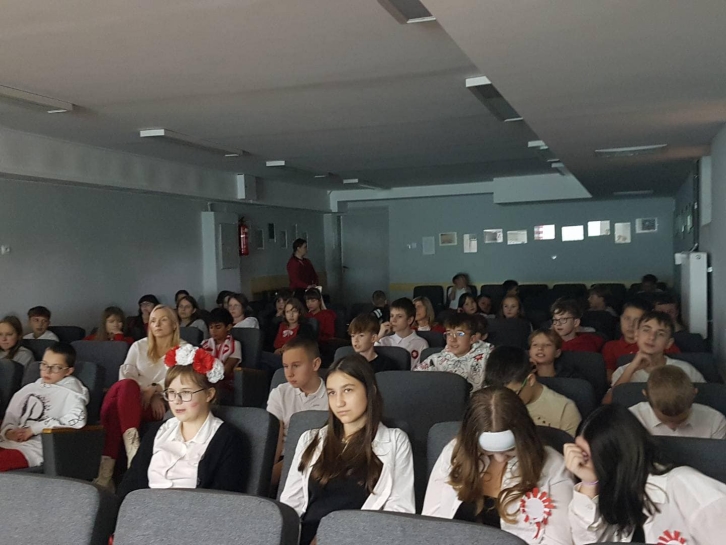 Z okazji Narodowego wita Niepodlegoci uczniowie klas IV-VIII uczestniczyli w programie sowno-muzycznym. Prowadzcy przypomnieli wszystkim trudn drog Polski do odzyskania niepodlegoci. By te czas na wsplne piewanie pieni patriotycznych.