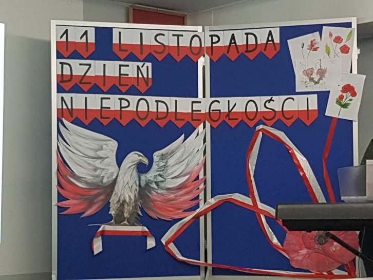 Z okazji Narodowego wita Niepodlegoci uczniowie klas IV-VIII uczestniczyli w programie sowno-muzycznym. Prowadzcy przypomnieli wszystkim trudn drog Polski do odzyskania niepodlegoci. By te czas na wsplne piewanie pieni patriotycznych.