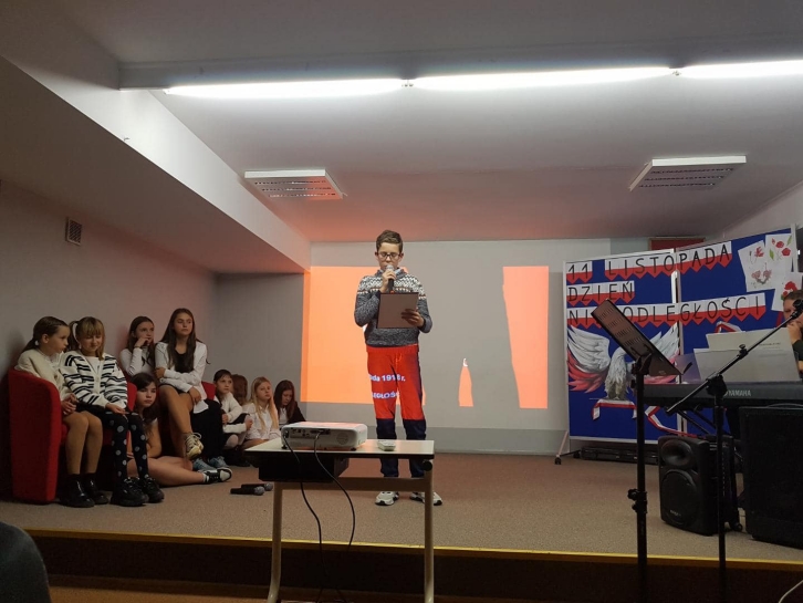 Z okazji Narodowego wita Niepodlegoci uczniowie klas IV-VIII uczestniczyli w programie sowno-muzycznym. Prowadzcy przypomnieli wszystkim trudn drog Polski do odzyskania niepodlegoci. By te czas na wsplne piewanie pieni patriotycznych.