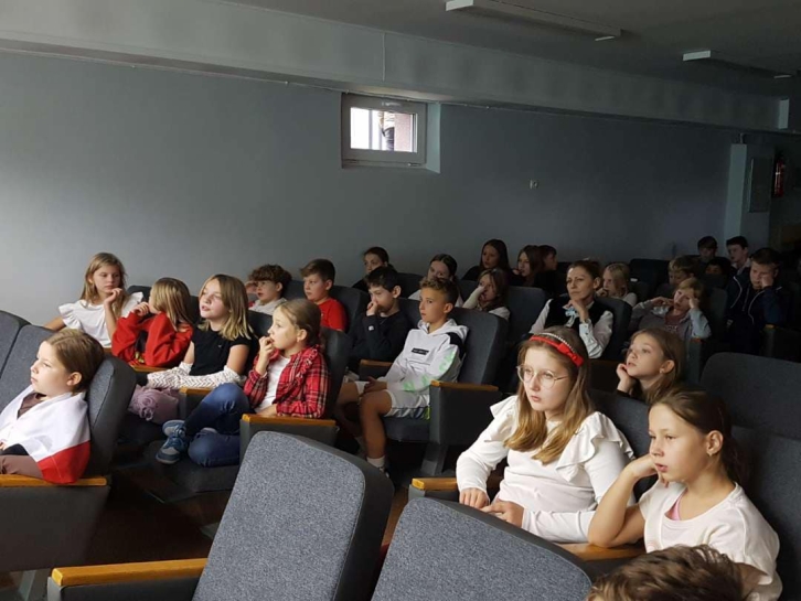 Z okazji Narodowego wita Niepodlegoci uczniowie klas IV-VIII uczestniczyli w programie sowno-muzycznym. Prowadzcy przypomnieli wszystkim trudn drog Polski do odzyskania niepodlegoci. By te czas na wsplne piewanie pieni patriotycznych.