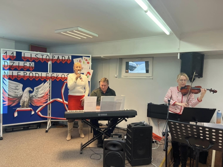 Z okazji Narodowego wita Niepodlegoci uczniowie klas IV-VIII uczestniczyli w programie sowno-muzycznym. Prowadzcy przypomnieli wszystkim trudn drog Polski do odzyskania niepodlegoci. By te czas na wsplne piewanie pieni patriotycznych.