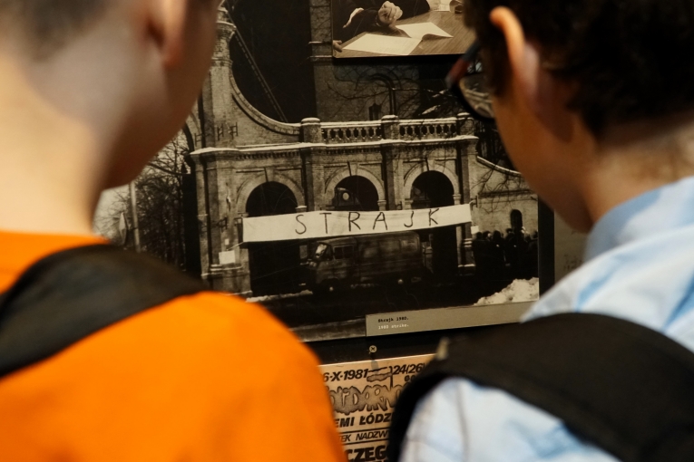 WYCIECZKA KLAS 6B I 6C DO TEATRU ARLEKIN I MUZEUM FABRYKI