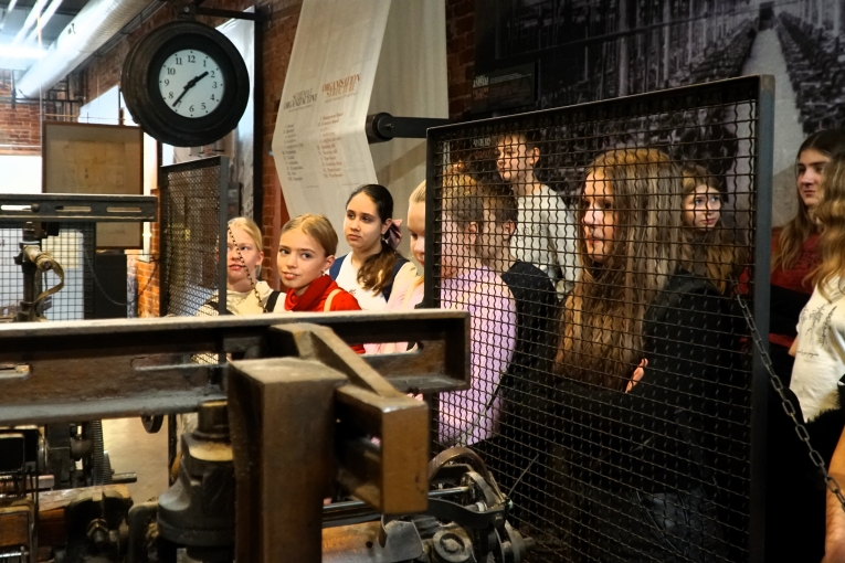 WYCIECZKA KLAS 6B I 6C DO TEATRU ARLEKIN I MUZEUM FABRYKI