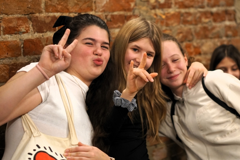 WYCIECZKA KLAS 6B I 6C DO TEATRU ARLEKIN I MUZEUM FABRYKI