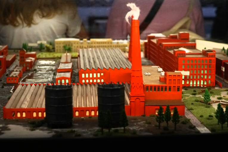 WYCIECZKA KLAS 6B I 6C DO TEATRU ARLEKIN I MUZEUM FABRYKI