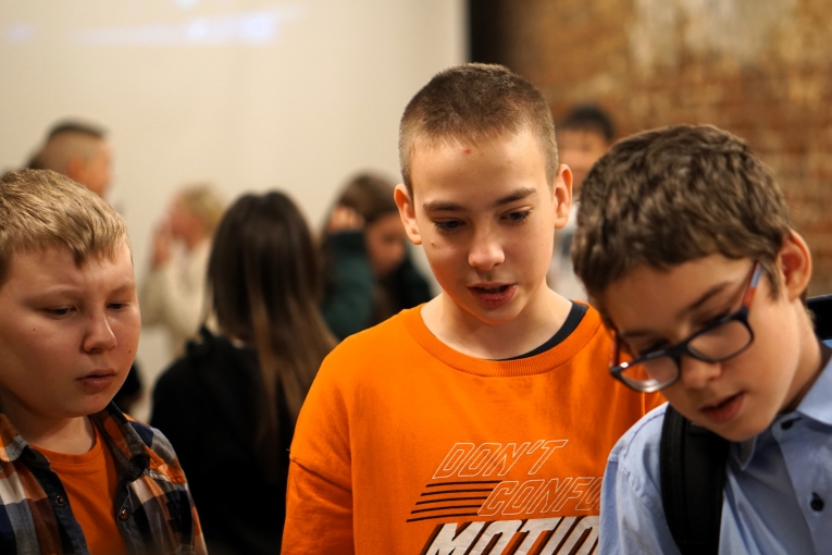 WYCIECZKA KLAS 6B I 6C DO TEATRU ARLEKIN I MUZEUM FABRYKI