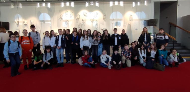 WYCIECZKA KLAS 6B I 6C DO TEATRU ARLEKIN I MUZEUM FABRYKI