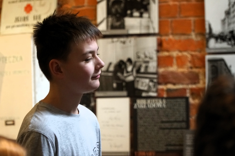 WYCIECZKA KLAS 6B I 6C DO TEATRU ARLEKIN I MUZEUM FABRYKI