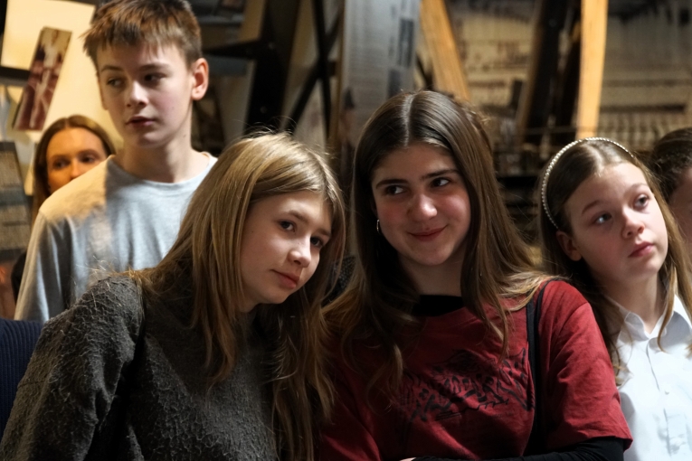 WYCIECZKA KLAS 6B I 6C DO TEATRU ARLEKIN I MUZEUM FABRYKI