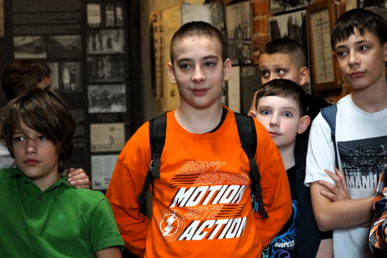 WYCIECZKA KLAS 6B I 6C DO TEATRU ARLEKIN I MUZEUM FABRYKI