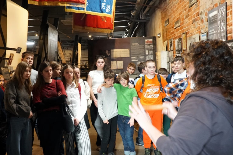 WYCIECZKA KLAS 6B I 6C DO TEATRU ARLEKIN I MUZEUM FABRYKI
