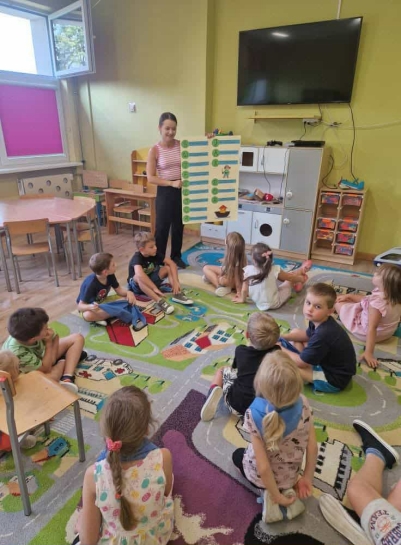 PIERWSZY TYDZIE�  W �WIETLICY JU� ZA NAMI