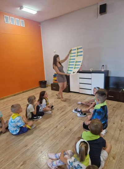 PIERWSZY TYDZIE�  W �WIETLICY JU� ZA NAMI