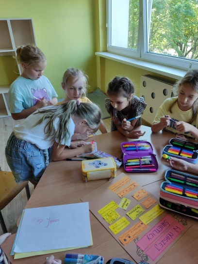 PIERWSZY TYDZIE�  W �WIETLICY JU� ZA NAMI