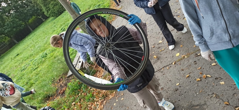 AKCJA SPRZ�TANIE �WIATA