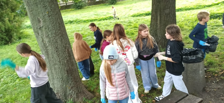 AKCJA SPRZ�TANIE �WIATA