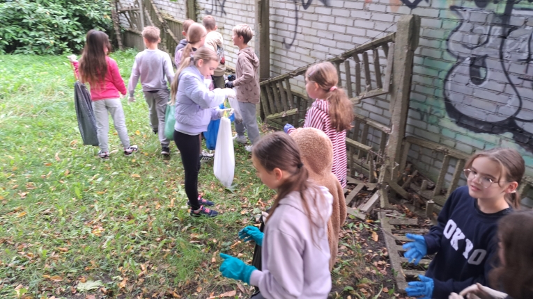 AKCJA SPRZ�TANIE �WIATA