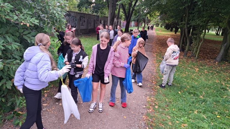 AKCJA SPRZ�TANIE �WIATA