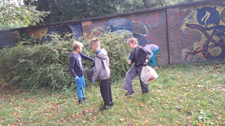 AKCJA SPRZ�TANIE �WIATA