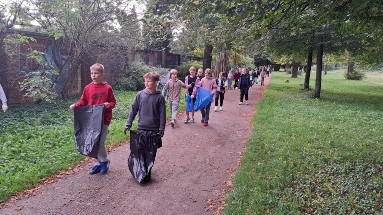 AKCJA SPRZ�TANIE �WIATA