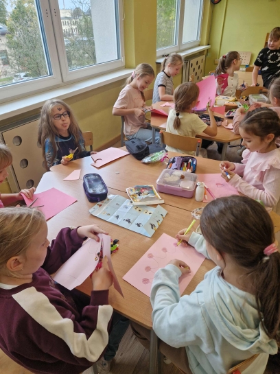 DZIE� DZIEWCZYNKI W �WIETLICY