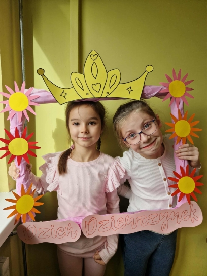 DZIE� DZIEWCZYNKI W �WIETLICY