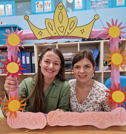 DZIE� DZIEWCZYNKI W �WIETLICY