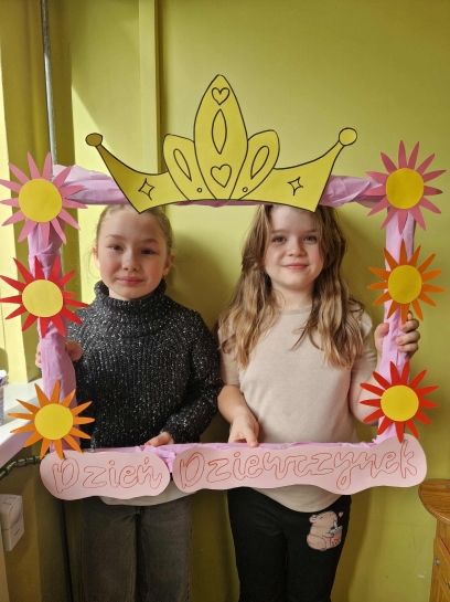 DZIE� DZIEWCZYNKI W �WIETLICY