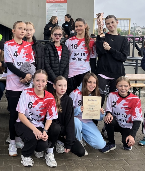 DZIEWCZYNY LUBI� BR�Z