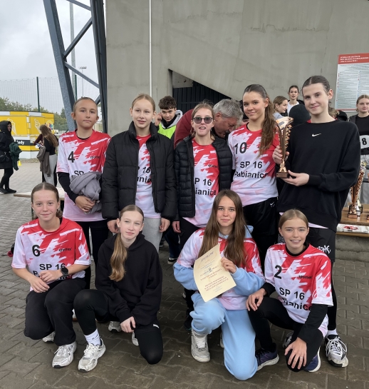 DZIEWCZYNY LUBI� BR�Z