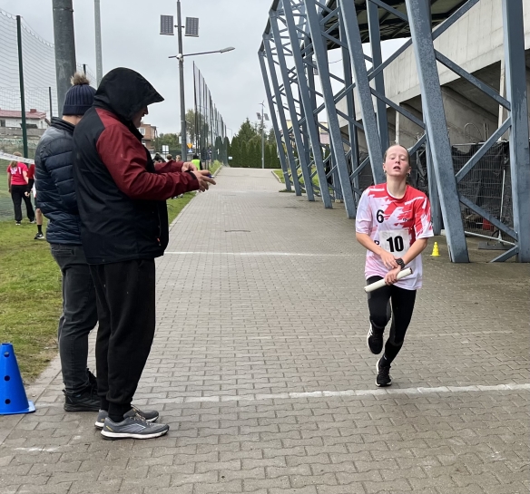 DZIEWCZYNY LUBI� BR�Z