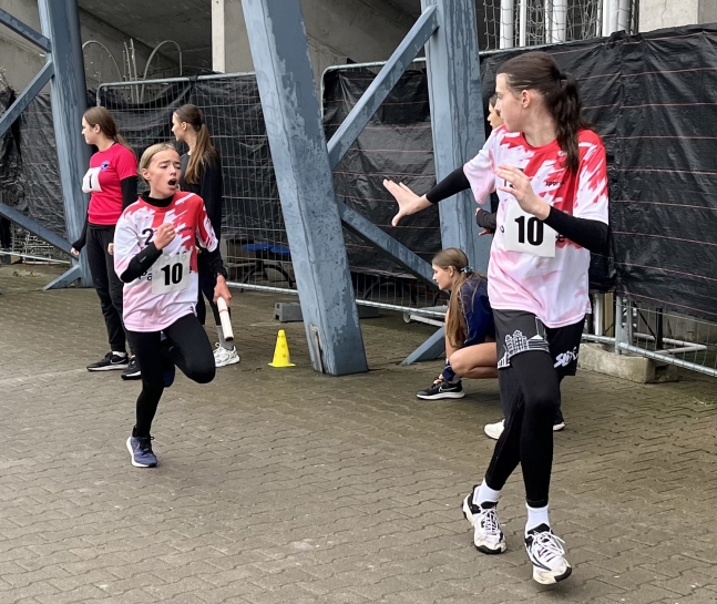 DZIEWCZYNY LUBI� BR�Z