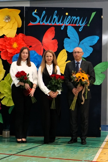 DZIEN NAUCZYCIELA I �LUBOWANIE KLAS PIERWSZYCH