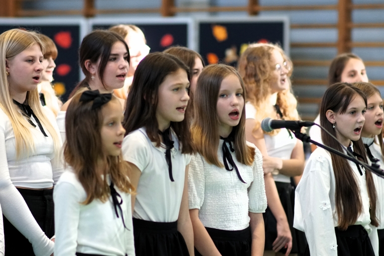 DZIEN NAUCZYCIELA I �LUBOWANIE KLAS PIERWSZYCH