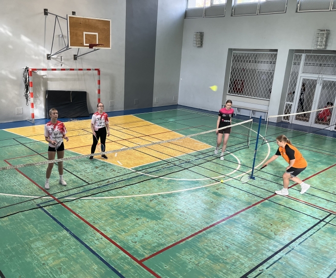 POWIATOWE IGRZYSKA M�ODZIE�Y SZKOLNEJ W BADMINTONIE