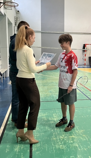 POWIATOWE IGRZYSKA M�ODZIE�Y SZKOLNEJ W BADMINTONIE